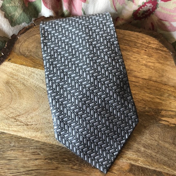 GEOFFREY BEENE 100% silk Grey Silver Textured “line” SafetyPin Pattern $129 NEW - Picture 3 of 16